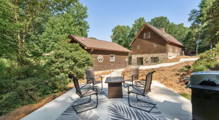 Apartment with pool in Hickory, NC