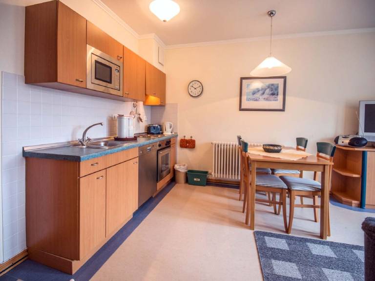Budget Ferienwohnung mit 1 Schlafzimmer und Balkon im Dachgeschoss — photo 2