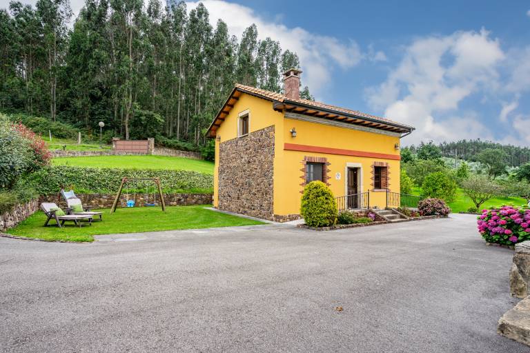 Farmhouse 'Casa Jesusa' with Mountain View, Private Terrace and Wi-Fi in Gijon