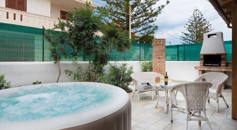 Rental apartment with jacuzzi — photo 2