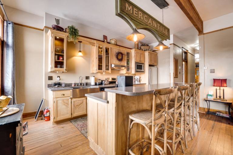 Vintage Downtown Laramie Apartment w/ Deck! — photo 4