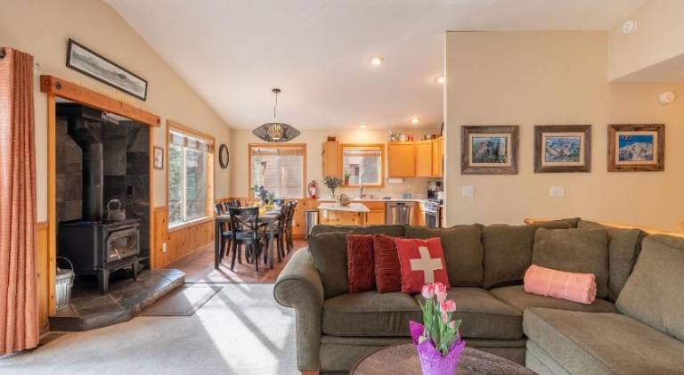 Stylish Truckee Retreat Deck Near Lake Skiing Moraine by AvantStay — photo 2