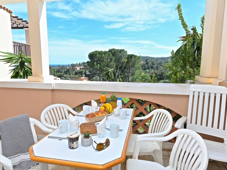 Apartment with yard, patio & pool | Sea view in Saint-Raphaël