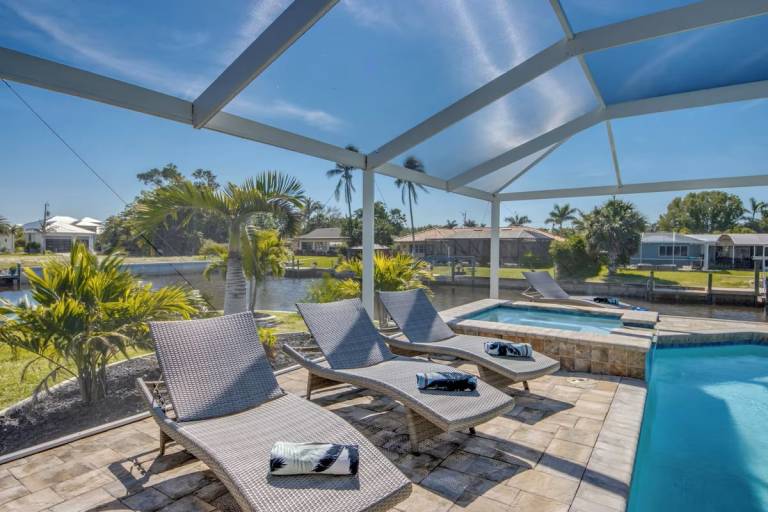 WATERFRONT - Walk to Beach, Pool/Spa, Kayaks, Bikes, Direct Gulf Access - Retro Retreat - Roelens — photo 5