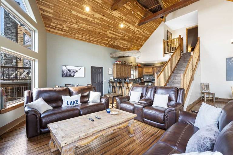 Fully equipped nice house with pool & barbeque | Pets are welcome in Branson, MO