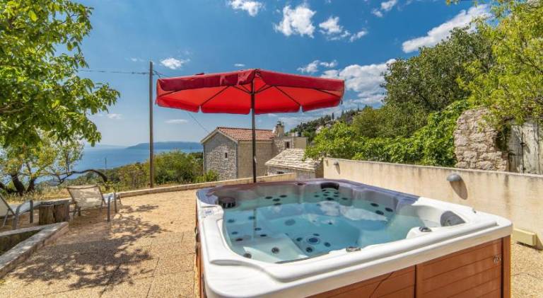 Vacation home with jacuzzi in Tucepi