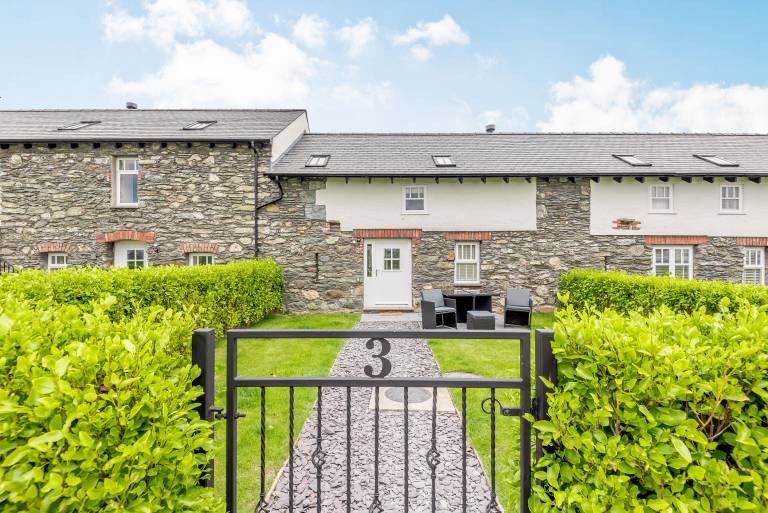 Family-oriented cottage with yard | Pets are welcome in Holyhead