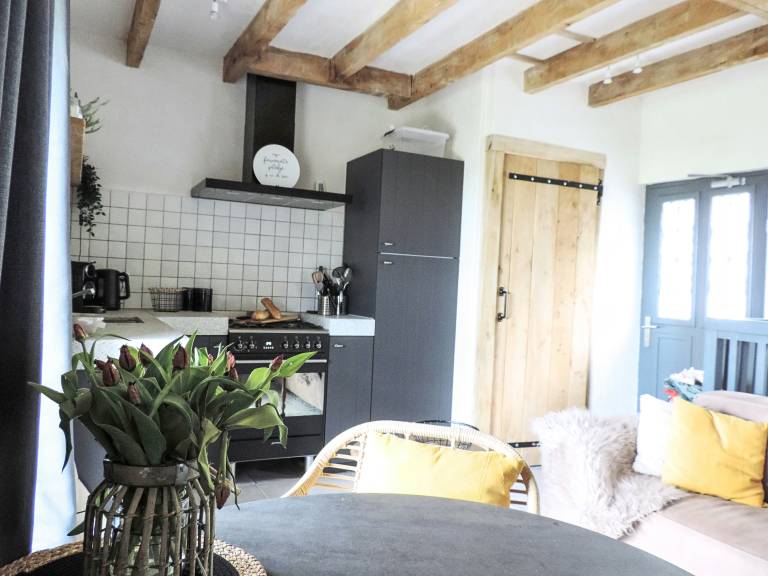 Fully equipped vacation home with barbecue, yard & patio | Pet-friendly — photo 3