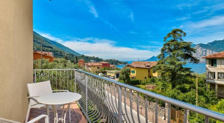 Villa with terrace, hot tub & pool — photo 5