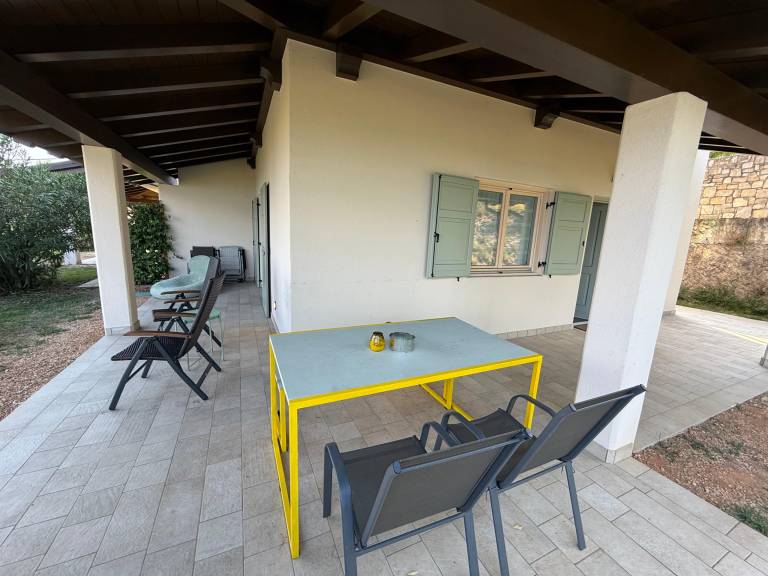 Rental apartment with yard, BBQ & patio — photo 3