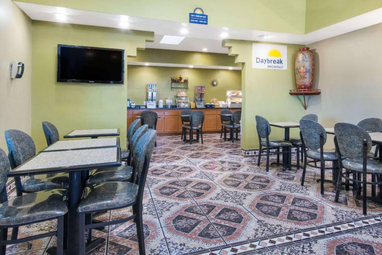 Days Inn by Wyndham Carlsbad — photo 5