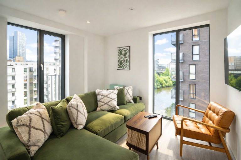 Children-friendly rental apartment with yard & patio | Close to Museum of Science and Industry | Water view | Perfect for remote work | Pets allowed — photo 2