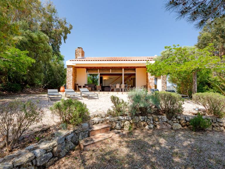 Fully equipped beautiful vacation home with yard & patio | Mountain view | Pets allowed — photo 4