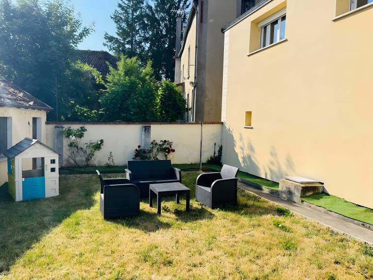 Family-oriented charming cottage with garden, barbecue & fast internet | Good for workation | Dogs allowed in Troyes