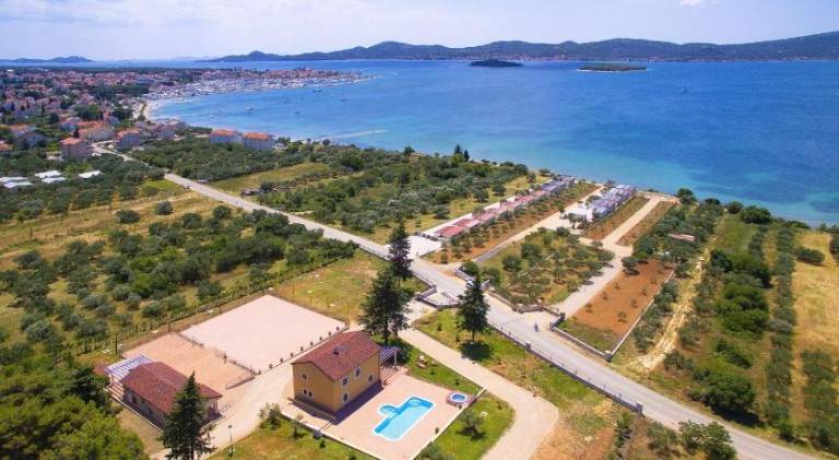 Villa with hot tub & pool | Good for workation — photo 4