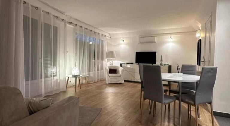 Apartment with patio in Antibes