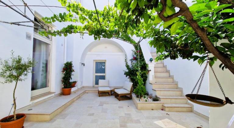 Serviced apartment with patio & yard | Pets are welcome — photo 2