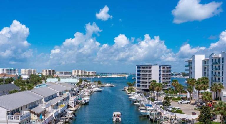 Spacious house | Close to the beach | Pet-friendly in Destin, FL