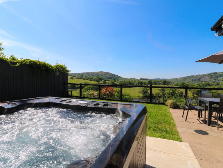 Fully equipped cottage with garden & hot tub | Pets are welcome — photo 2