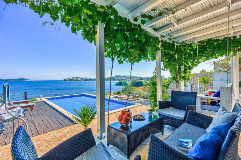 Beach Villa Sea Edge - beachFront villa for 12 with direct access to the beach by MyWaycation — photo 5