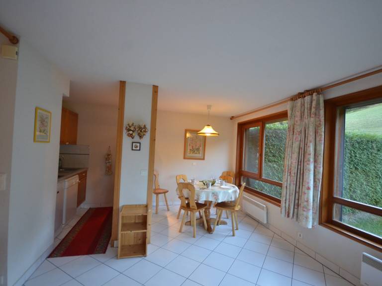 Ski-In/Ski-Out Apartment in Les Gets - 3 Stars, Balcony, Mountain Views, Free Shuttle — photo 2