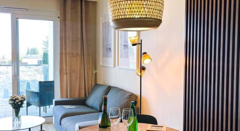 Serviced apartment with patio — photo 3