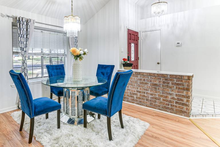 Extended Stay in Sugar Land! Family Home w/ Yard — photo 2