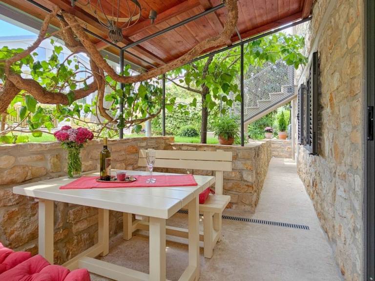 Rental apartment with patio in Novigrad