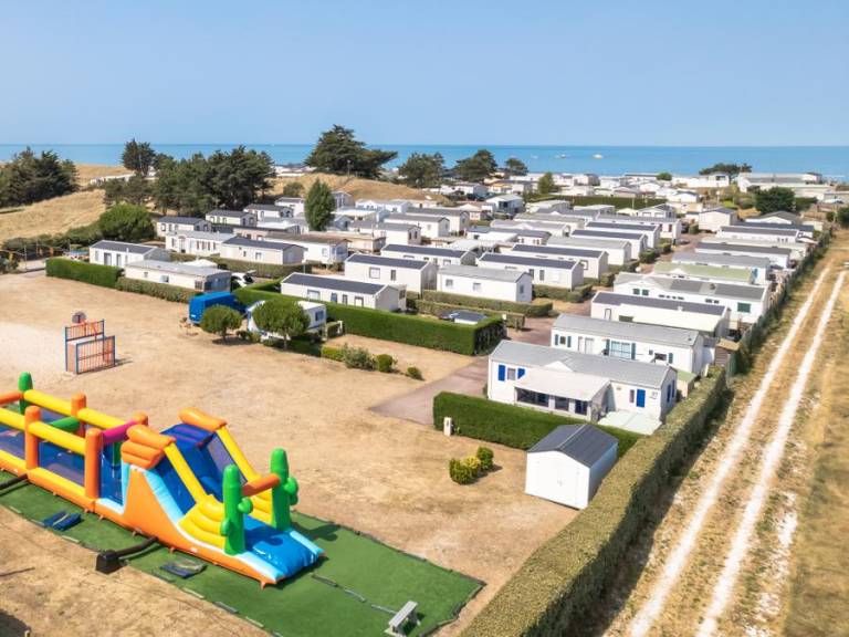 Mobile home with heated pool & terrace — photo 3