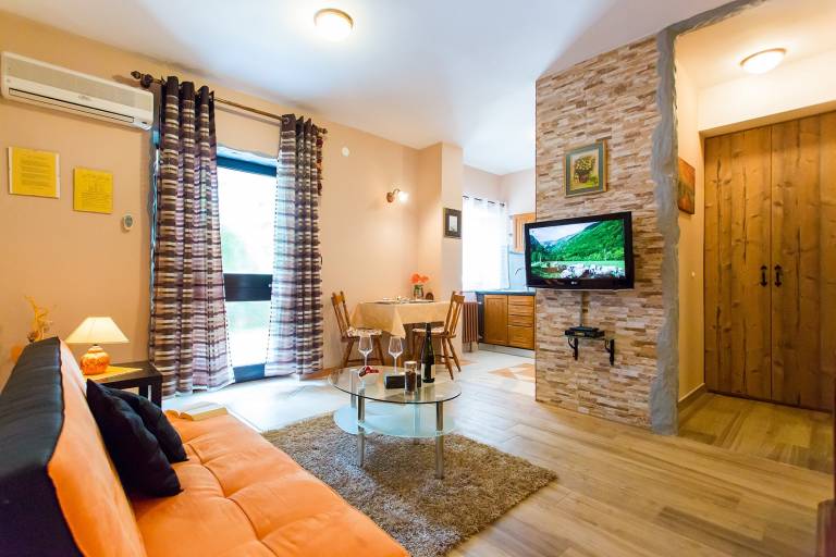 Charming apartment with yard, barbecue & fast internet | Pet-friendly — photo 2