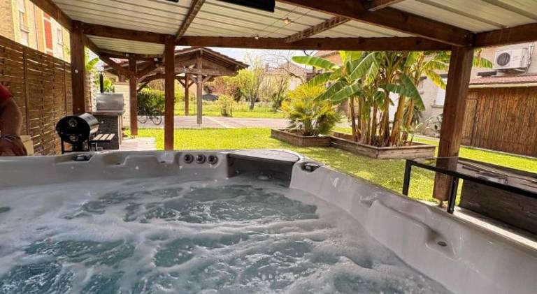 Villa with hot tub in Sarlat-la-Canéda