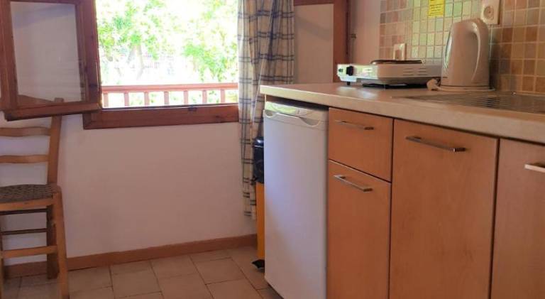 Serviced apartment with yard & terrace — photo 3