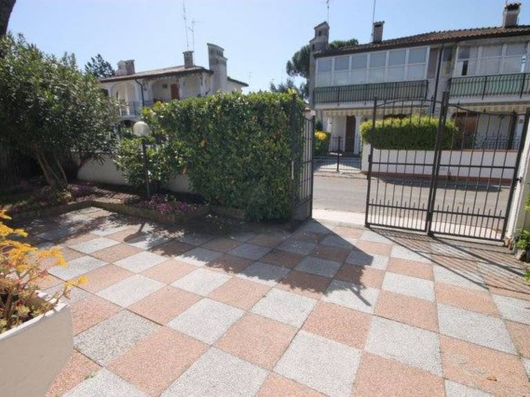 Vacation home with grill, terrace & yard — photo 3
