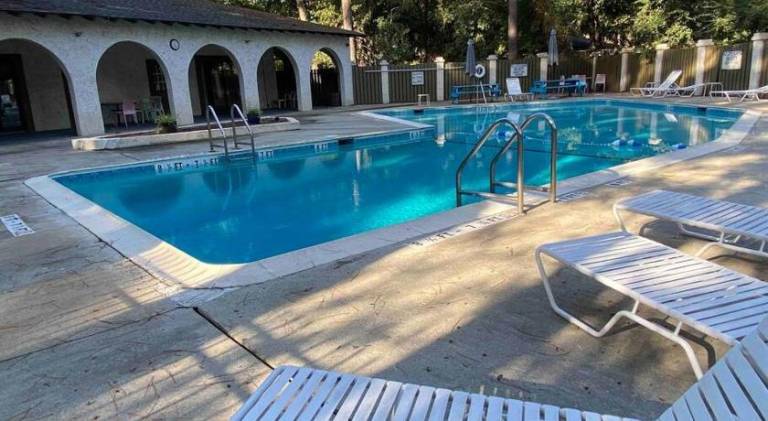Apartment with pool — photo 3