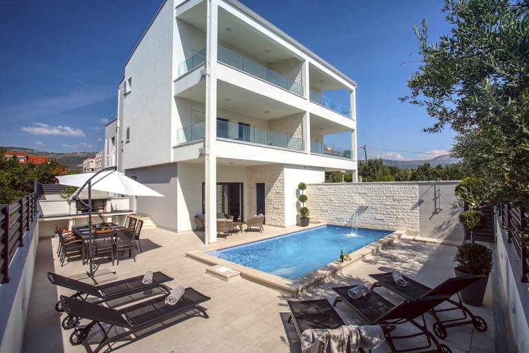 Vila  Kaštel Novi