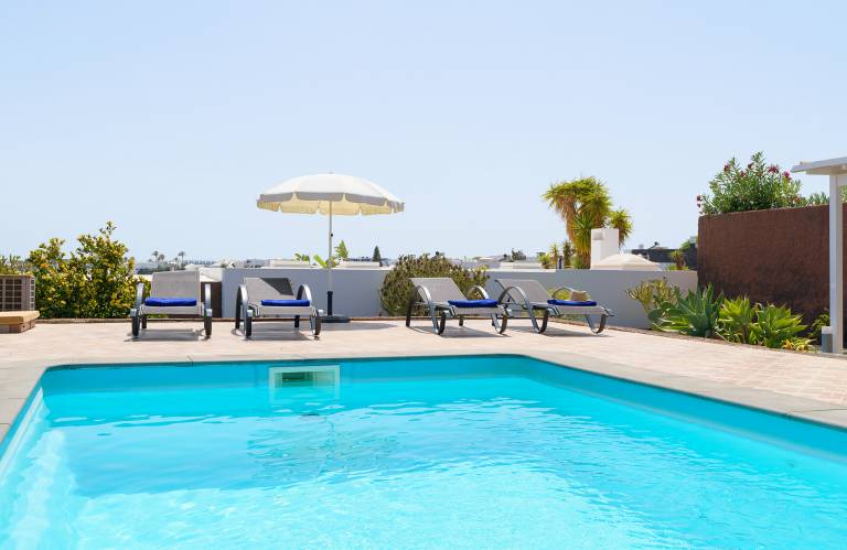 House with private pool, yard & barbeque | Beach view — photo 3