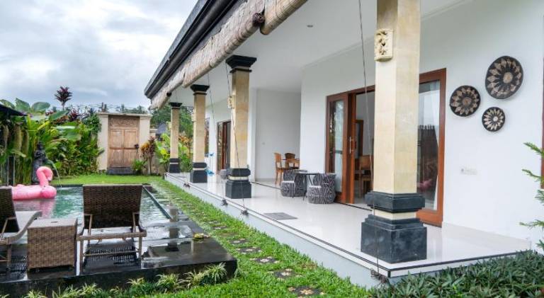 Villa with terrace, yard & pool — photo 4