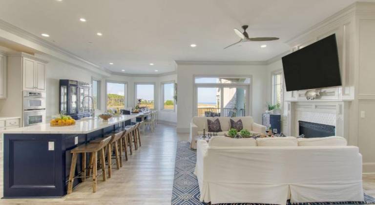 Vacation home with hot tub & pool — photo 4