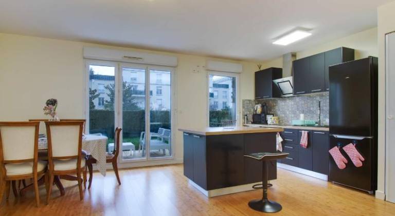 Holiday apartment with yard & patio in Meaux