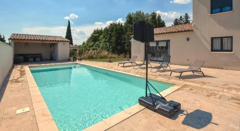 Vacation home with pool — photo 2