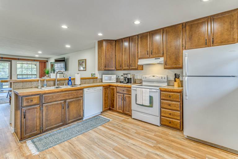 < 2 Mi to Grindstone Lake & Trails! Mtn-View Condo — photo 2