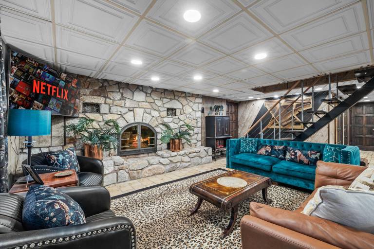 Poconos Speakeasy Hot Tub Dog-Friendly Near Ski — photo 3