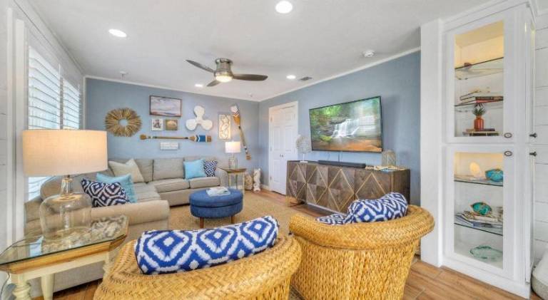 Fully equipped pleasant vacation home with pool & grill | Beach nearby | Pet-friendly — photo 2