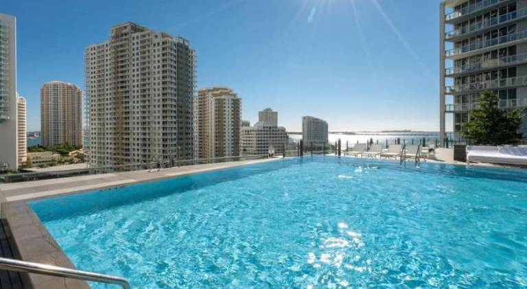 House with jacuzzi & pool | Near Bayfront Park | Perfect for remote work — photo 4