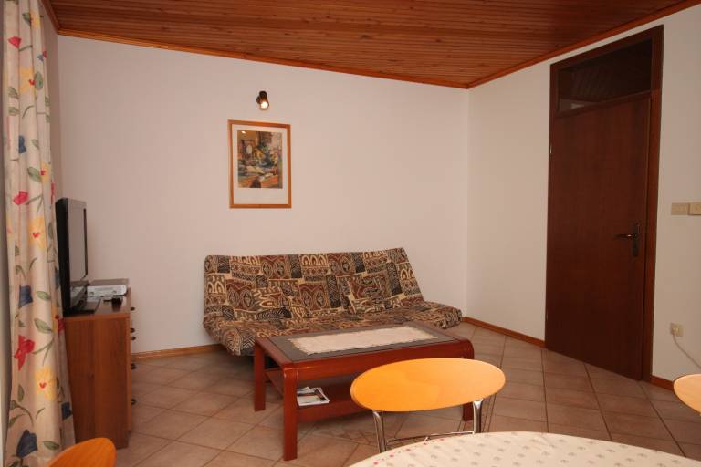 Apartment with patio — photo 3
