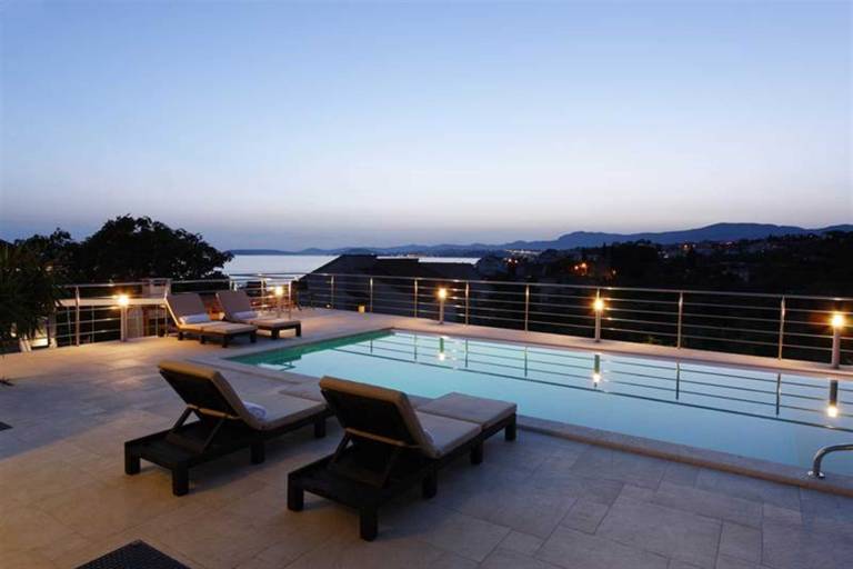 Modern 4-BR Villa for 9 with private heated pool, close to the beach — photo 4