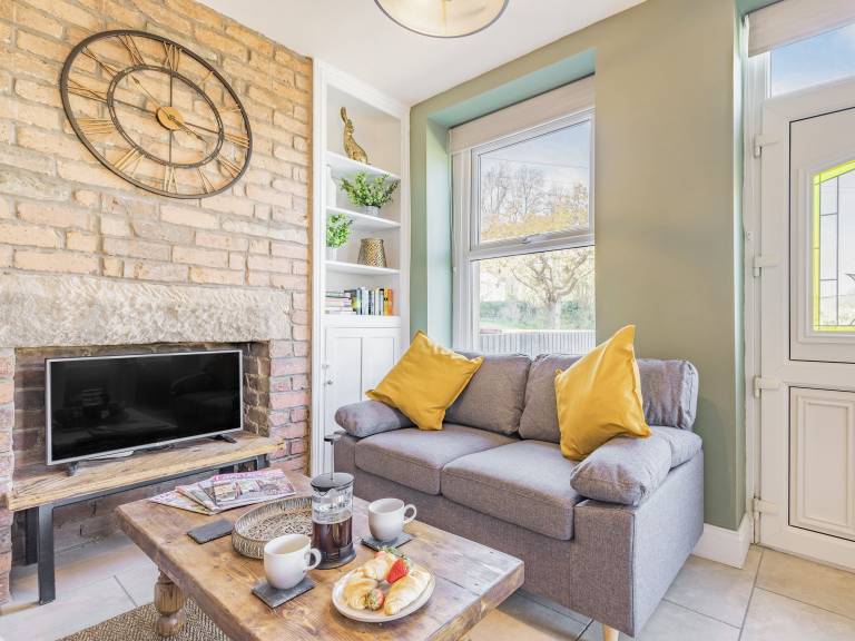 Family-friendly cottage with BBQ, yard & hot tub | Pets are welcome — photo 4