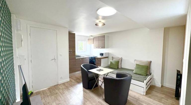 Serviced apartment with patio & yard — photo 2