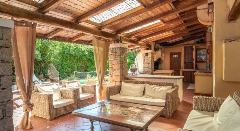 House with pool — photo 4