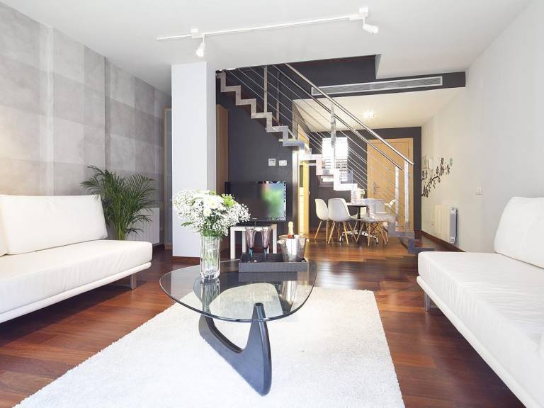 Rental apartment with patio, yard & pool | Near Park Güell — photo 2